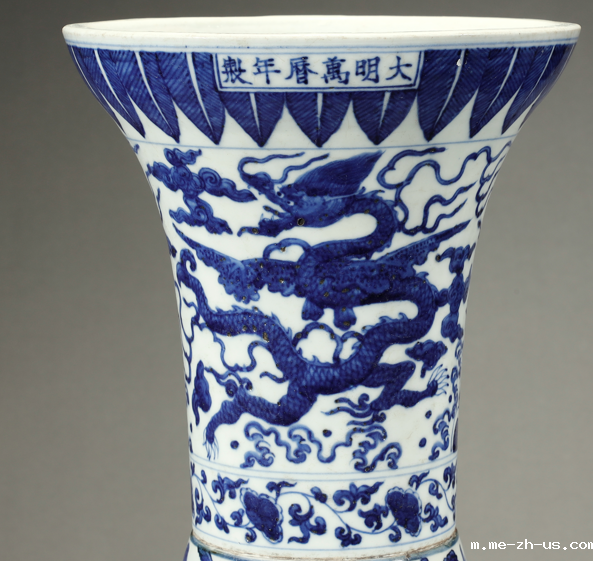 明代  万历官窑  青花龙纹花觚